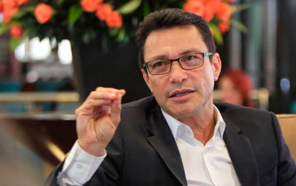 Gobernador opositor sale de Colombia por presuntas amenazas de muerte de un grupo armado del narcotráfico