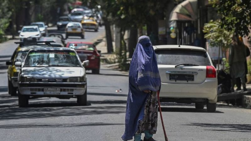 Mujeres afganas siguen desafiando a los talibanes y exigen sus derechos