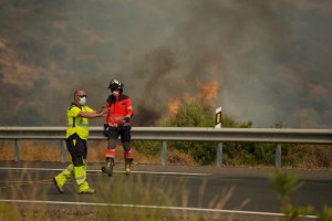 La lluvia ayuda a combatir el gran incendio que azota Andalucía