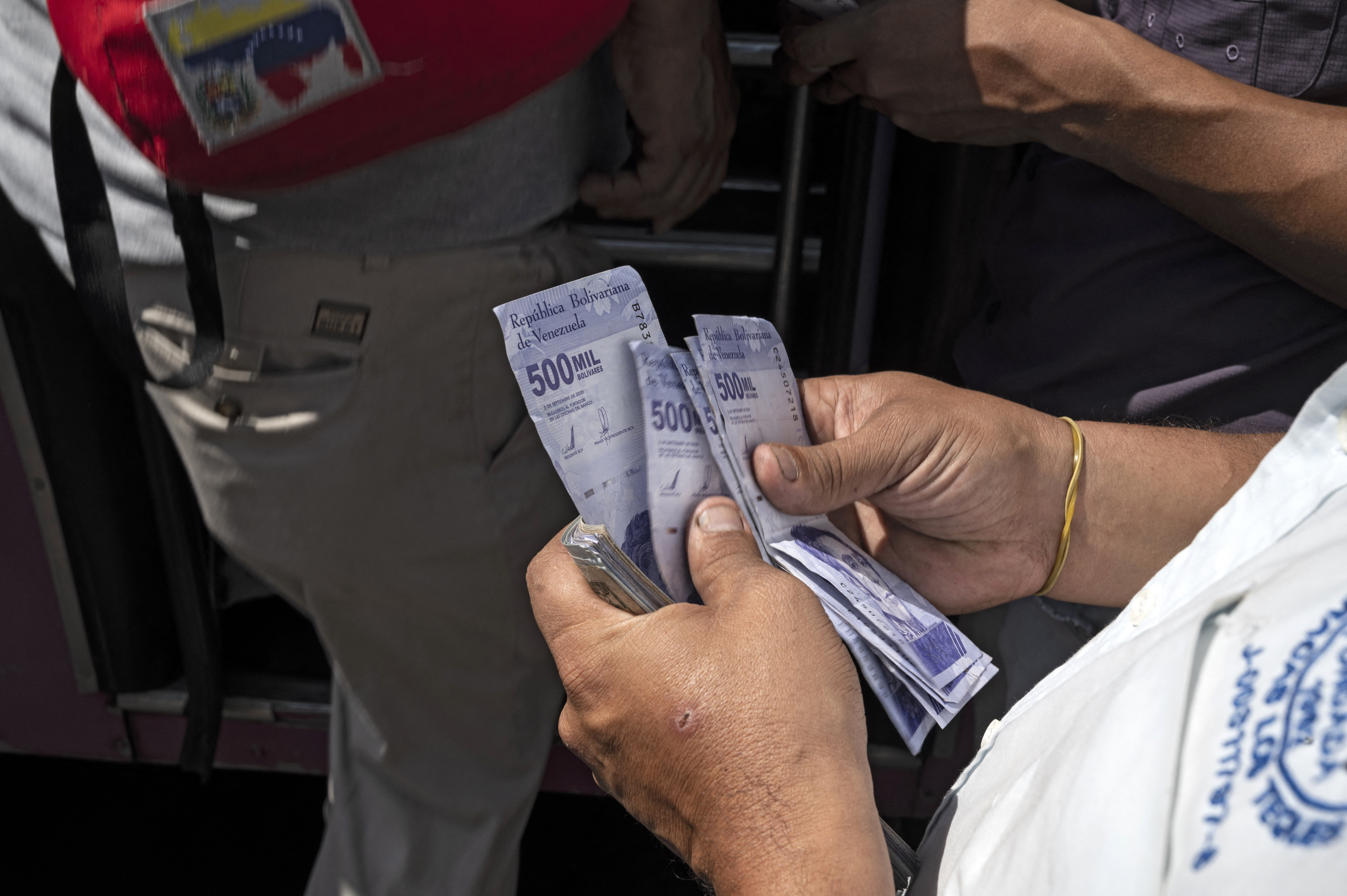 El uso de los bolívares va en aumento mientras los venezolanos tratan de que les rinda su dinero