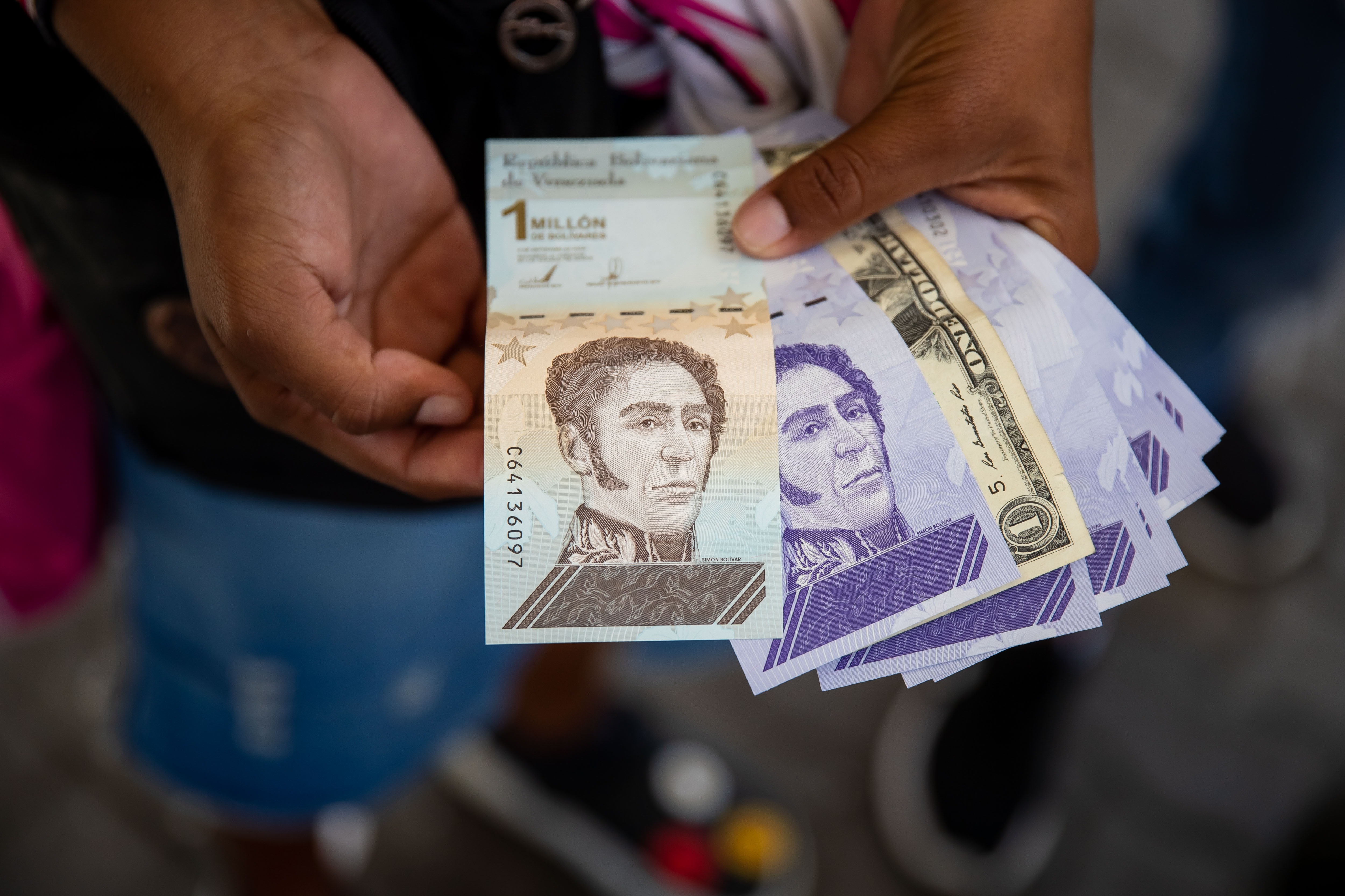 Desde marzo de 2022, el salario mínimo en Venezuela solo ha ido “en picada”