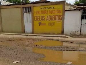 Vecinos denuncian cráteres rompecauchos en las calles del oeste de Maracaibo (FOTOS)