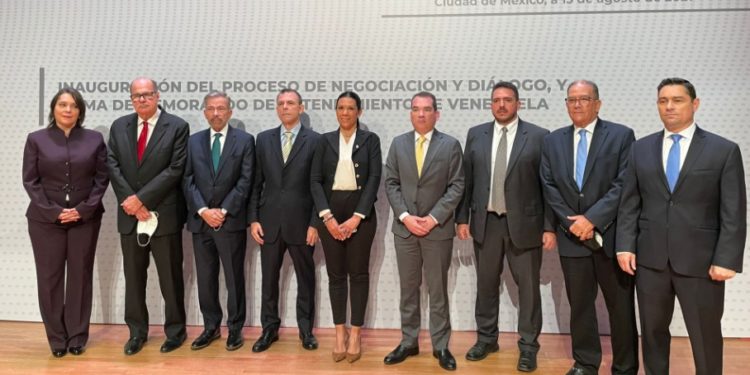 Delegación de la Plataforma Unitaria viajó a México para seguir con las negociaciones