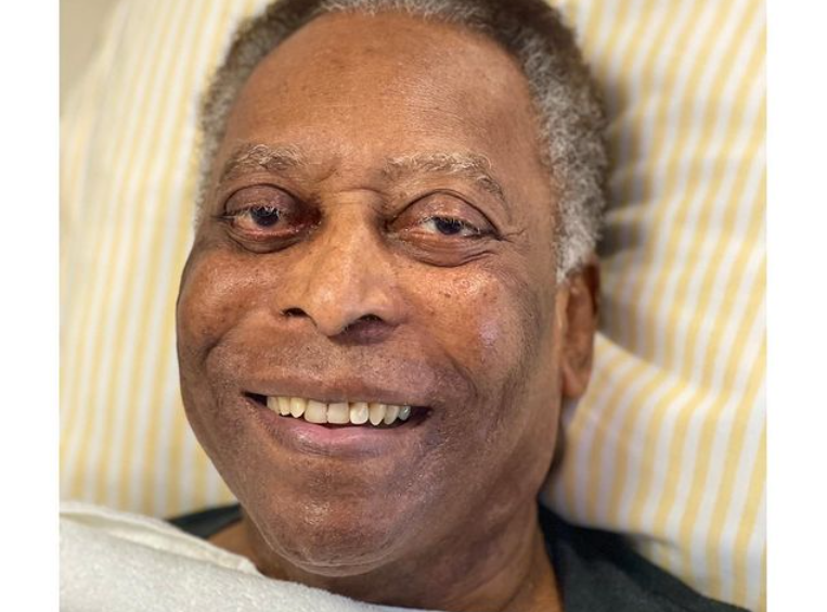 Pelé apareció sonriente durante una sesión de fisioterapia en el hospital (Video)
