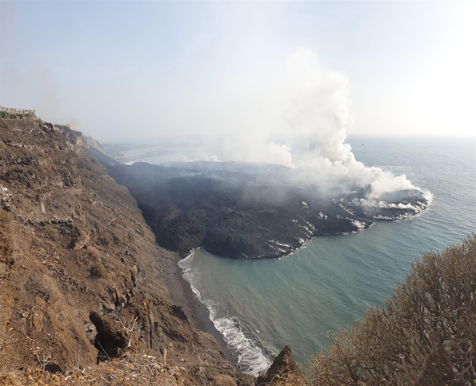 La desembocadura creada por la lava del volcán de La Palma en el mar puede derrumbarse
