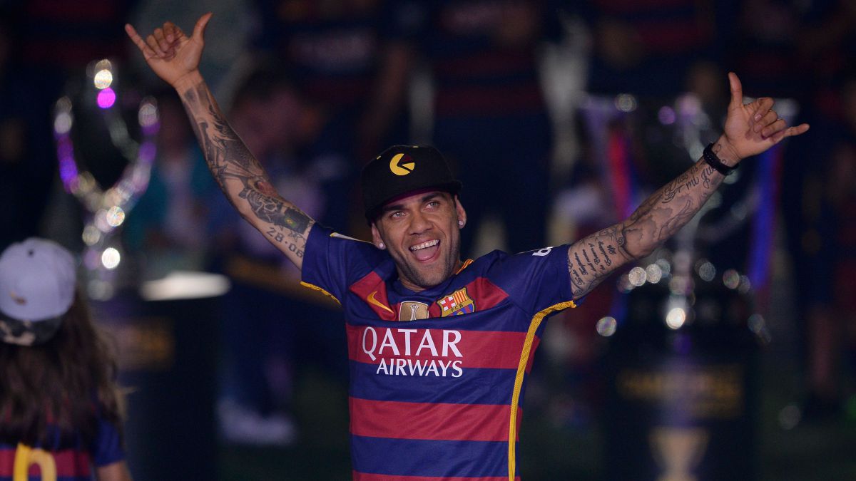 Alerta en España: Aseguran que Dani Alves se ofreció a jugar con el Barcelona