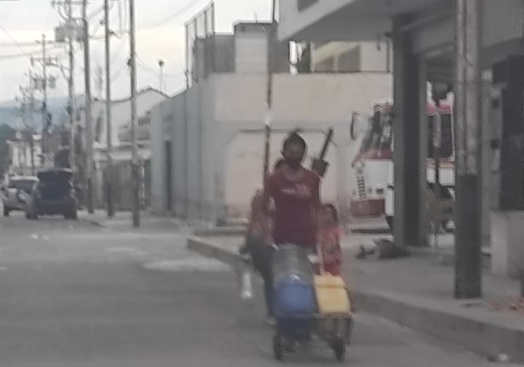 Vecinos recorren Barquisimeto para buscar agua “donde sea” por la escasez (Fotos)