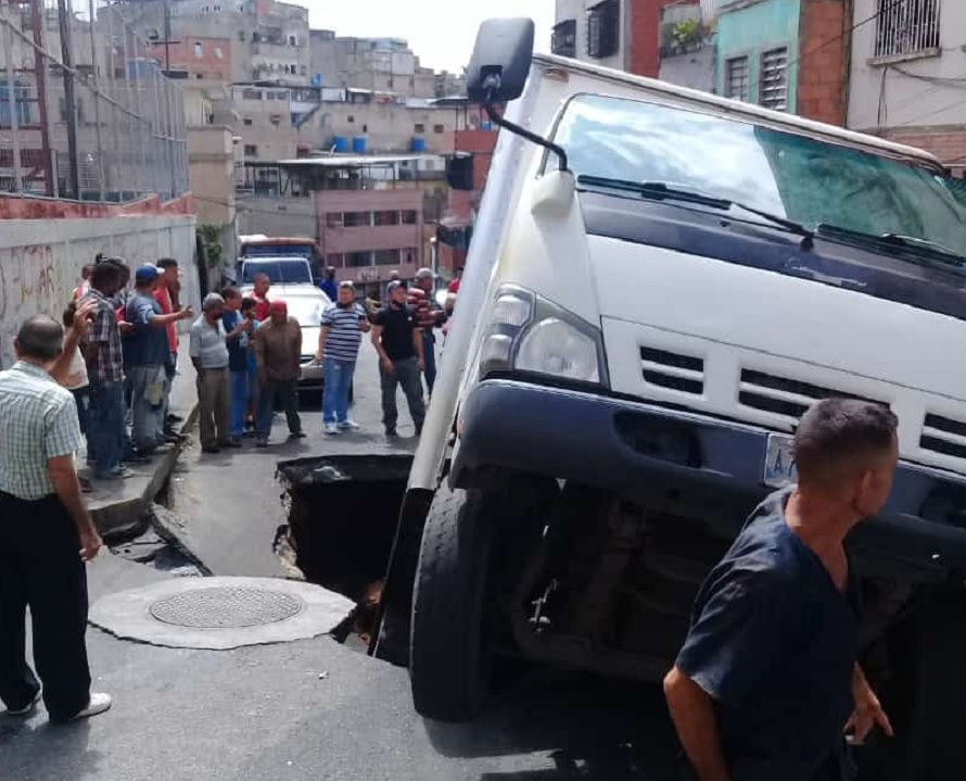 Se hundió un camión de carne mientras descargaba mercancía (video)