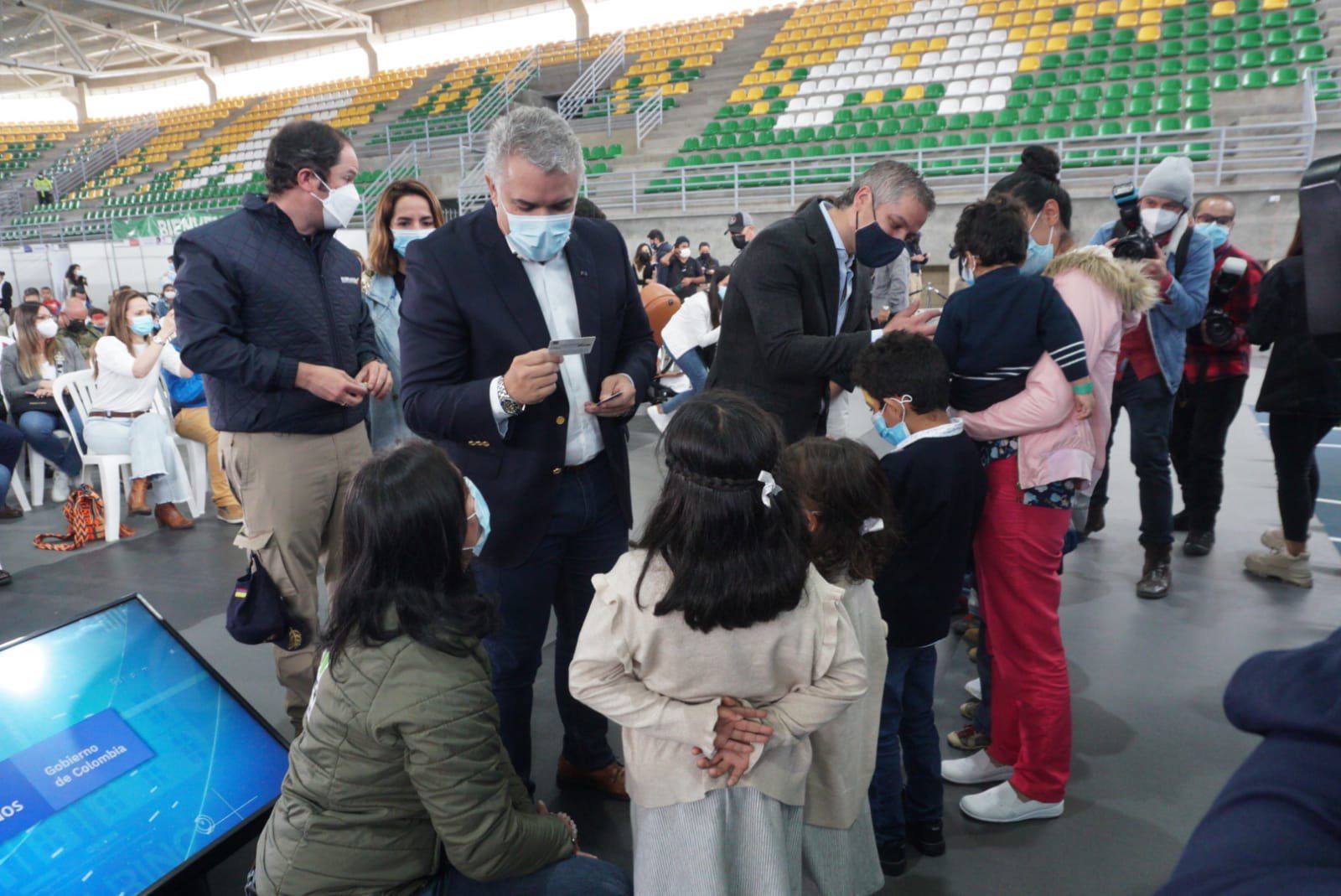 Iván Duque entregó primeros permisos de Protección Temporal a niños venezolanos (FOTOS)