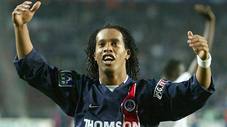 La invitación del PSG a Ronaldinho que generó polémica en Barcelona