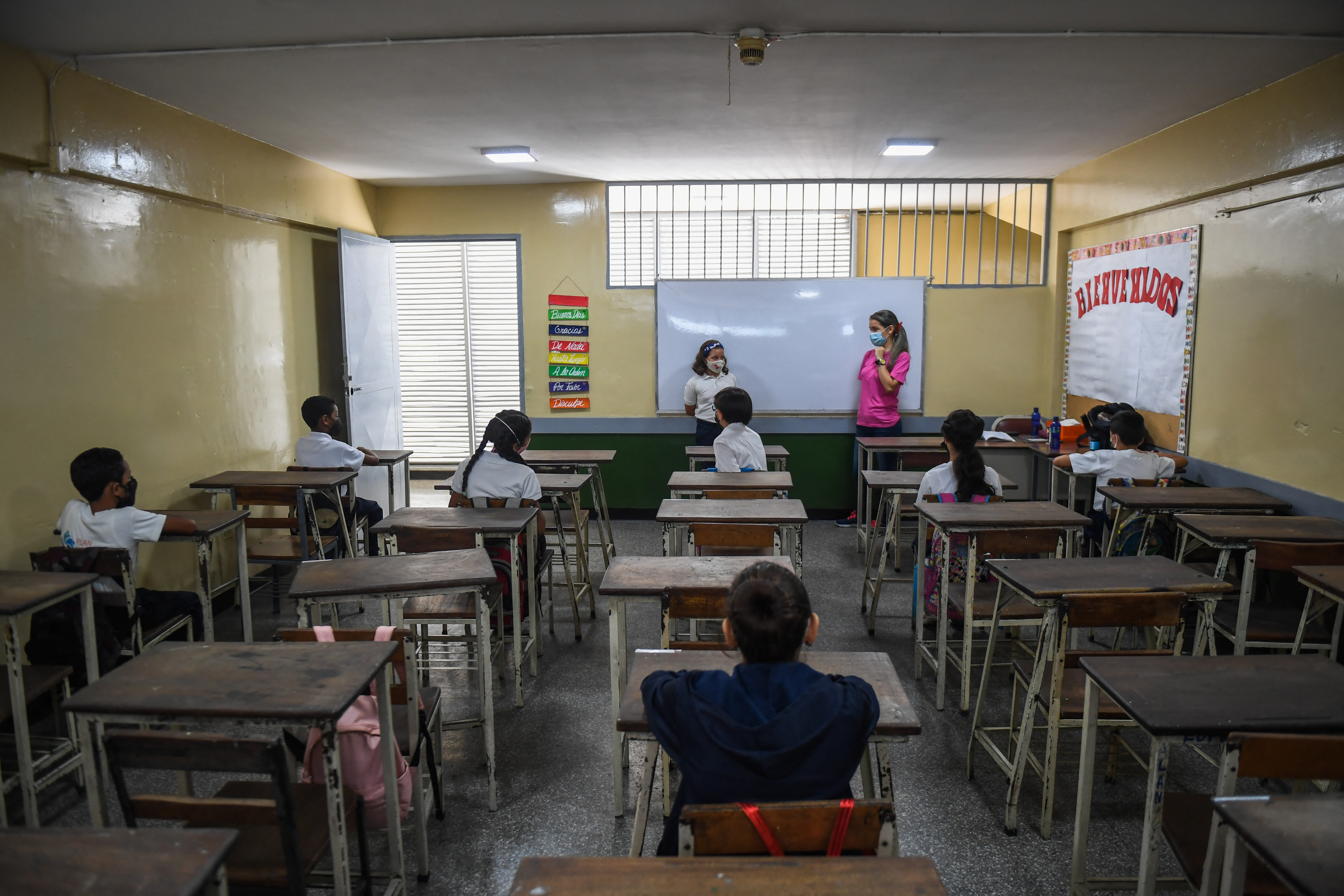 Dificultades económicas en los hogares provoca la deserción escolar en Venezuela, según la AN
