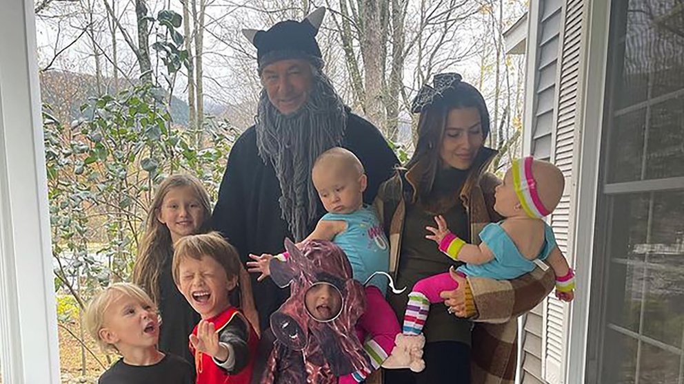 Las fotos de Alec Baldwin con su esposa e hijos celebrando Halloween que generaron indignación