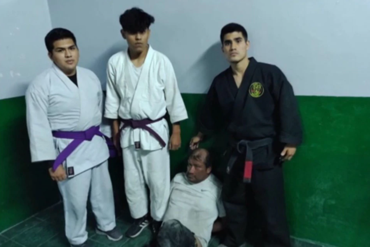 Karatecas “Cobra Kai” se enfrentan y capturan a ladrón que intentó asaltar escuela de artes marciales