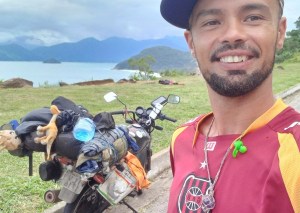 Falleció mochilero en un accidente tras recorrer con su pareja 36 mil kilómetros en motocicleta por Brasil