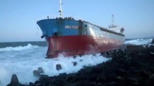 Buque carguero chino se atascó en las costas de una ciudad rusa en el Pacífico durante tormenta (VIDEO)
