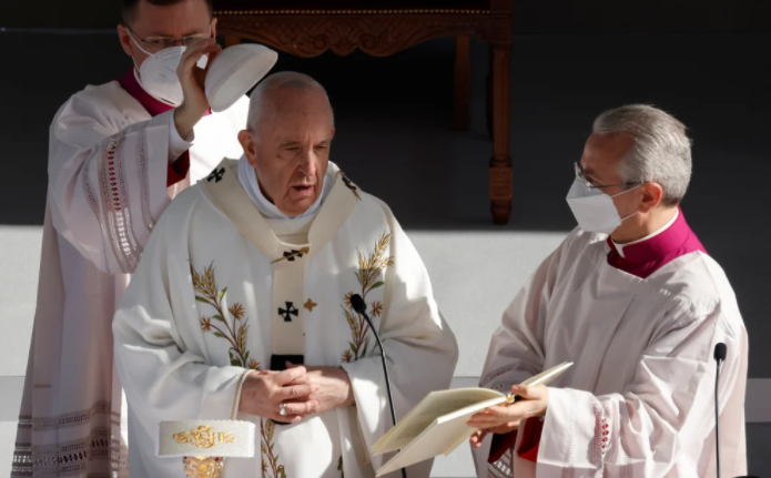 El papa Francisco encabezó una misa multitudinaria para trabajadores migrantes llegados a Chipre