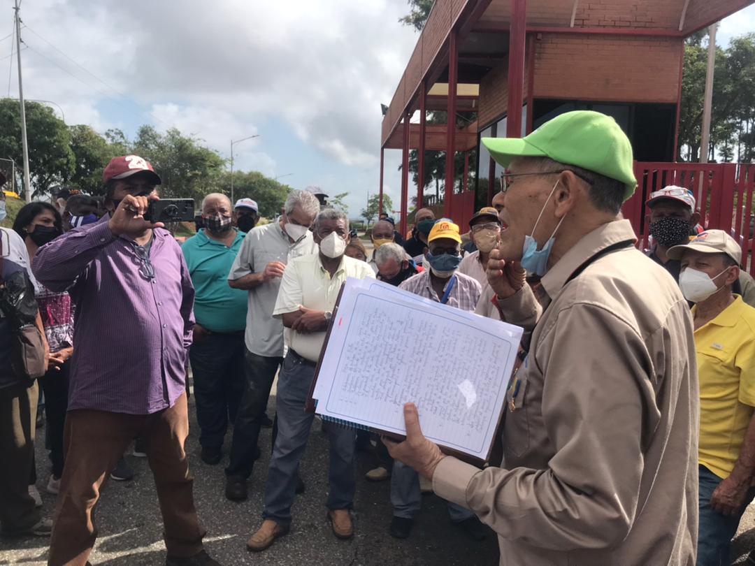 Jubilados de Guayana instan a Maduro “a vivir” con el salario de un pensionado