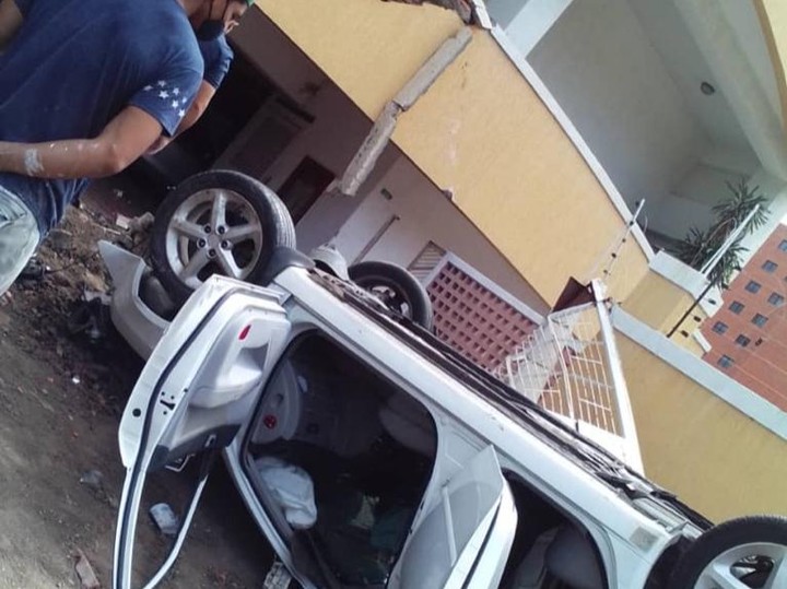 Un carro cayó al vacío desde un estacionamiento en Lechería (FOTOS)