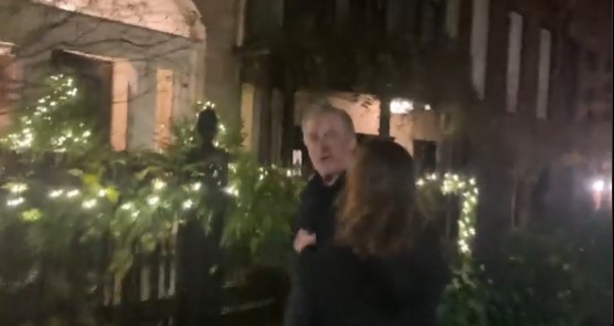 “¿De verdad no apretaste el gatillo?”: El duro enfrentamiento entre Alec Baldwin y un periodista (VIDEO)