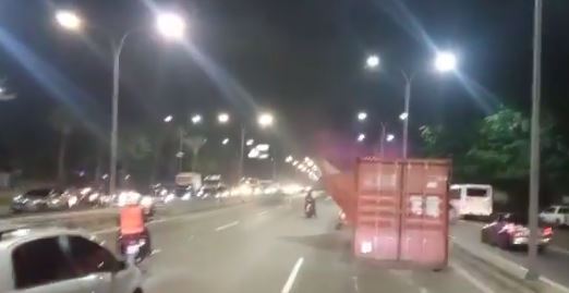 Gandola quedó atascada en la autopista Francisco Fajardo este #17Dic (Videos)