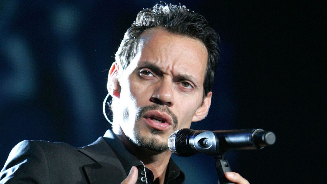 Marc Anthony es fuertemente criticado por la forma en la que toca a la madre de Nadia Ferreira