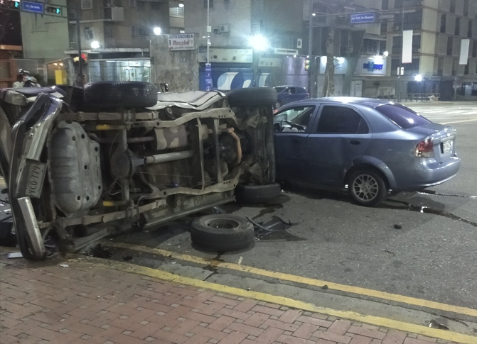 Fuerte choque entre dos vehículos frente a la Plaza Altamira este #30Ene (FOTOS)