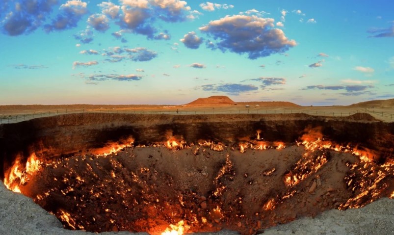 Intentarán cerrar la “Puerta del Infierno”, que arde noche y día desde 1971