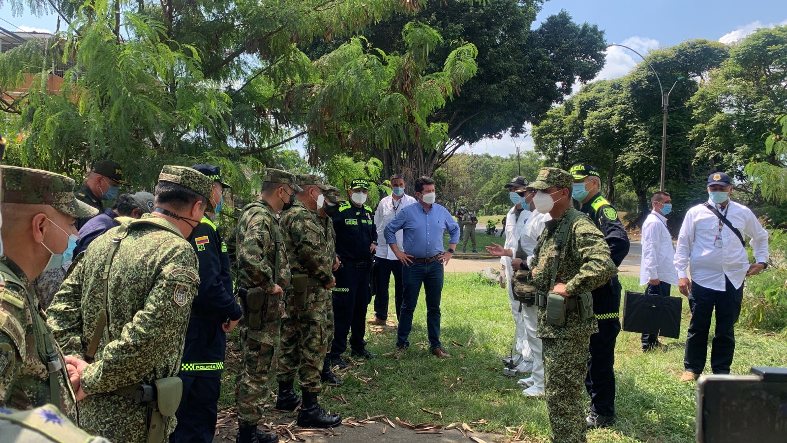 Ministro de Defensa de Colombia realizó recorrido en el lugar del atentado en Cali