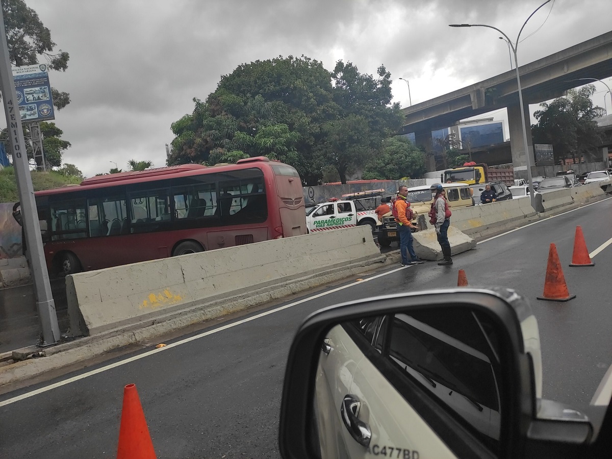 Accidente vial deja varios heridos en la autopista Francisco Fajardo