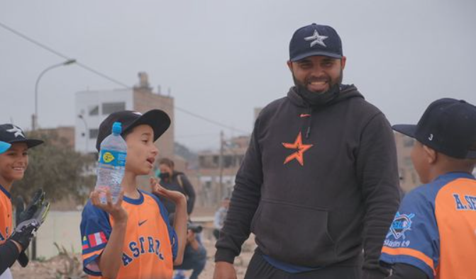 El béisbol renace en Perú gracias a José Ramón, un migrante venezolano