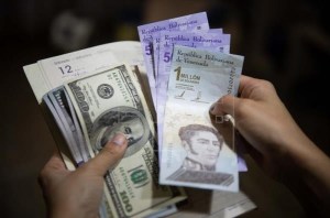 El tipo de cambio venezolano va a seguir devaluándose en los próximos meses, según economista