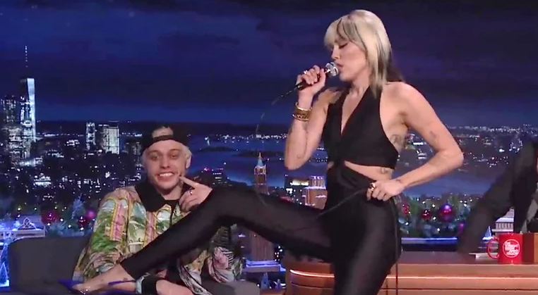 Miley Cyrus coqueteó con Pete Davidson en televisión y se ganó a Kim Kardashian de “enemiga”