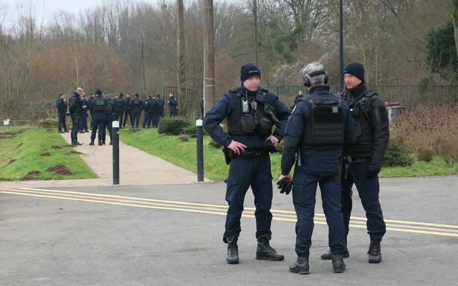 Arrestan a la madre del niño encontrado muerto dentro una maleta en Francia