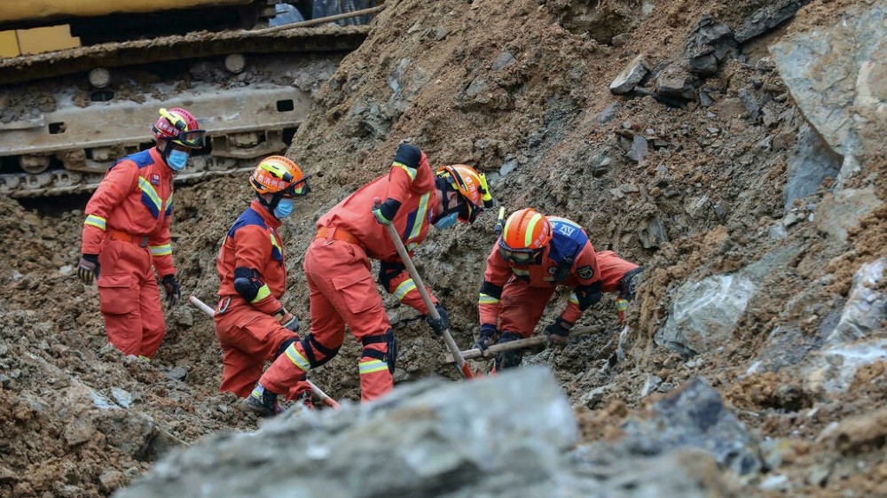 Al menos catorce muertos por el desprendimiento de tierra en una obra en China