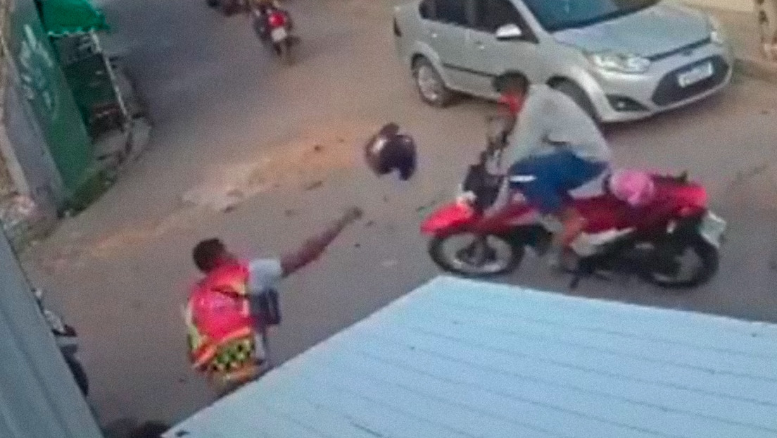“Le estrelló un casco en la cara”: así un hombre evitó que le robaran la moto a su compañero en Brasil (VIDEO)
