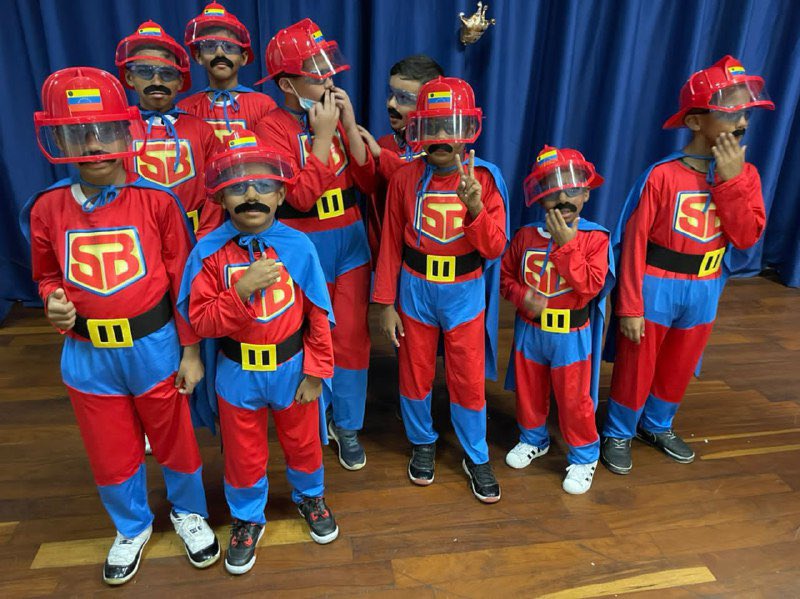 ¿Obligados? ¿adoctrinamiento? el régimen disfraza a niños de “SúperBigote” (FOTO)