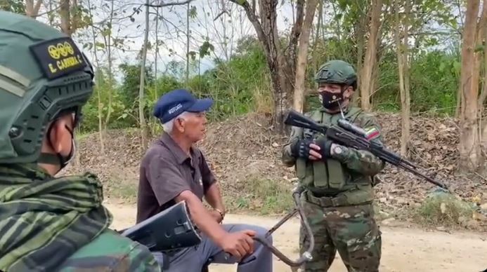 A lo que hemos llegado: Cantó para que la GNB no le pidiera otra “colaboración” en alcabala (Video)