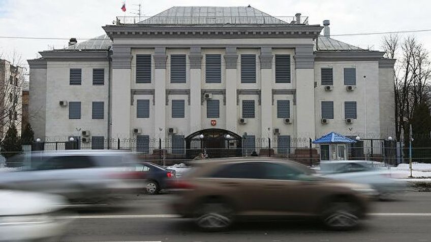 En pleno ejercicio militar, Rusia prepara plan de evacuación de personal no esencial de su embajada en Ucrania