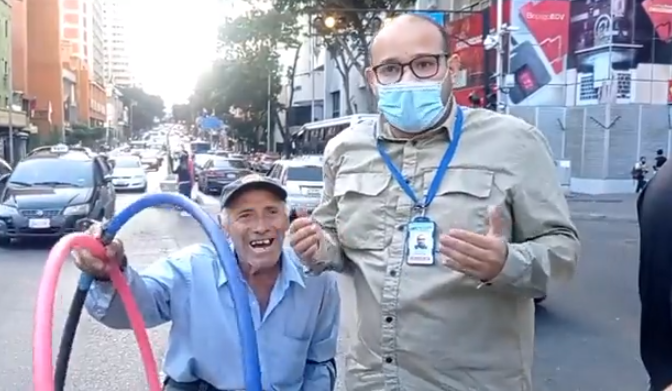 El “señor del hula hula”, sano y salvo, seguirá mostrando su arte en La Candelaria (Video)