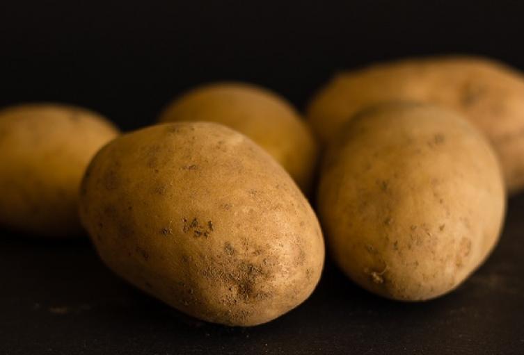 Atraparon a venezolano que intentó meter papas rellenas de marihuana a una estación de Policía en Colombia