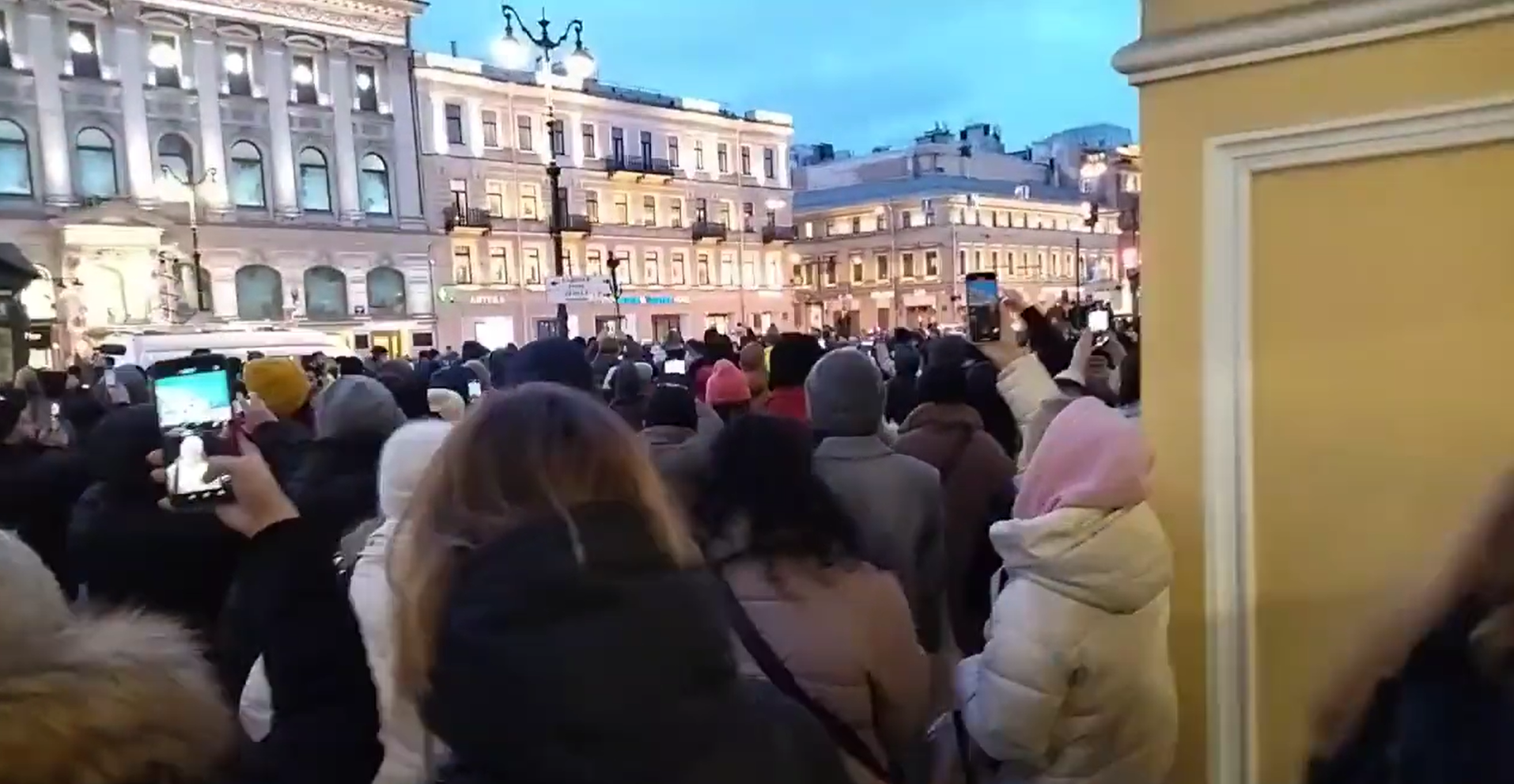 Pese amenazas del régimen ruso, una multitud manifiesta en San Petersburgo contra la invasión a Ucrania (VIDEOS)