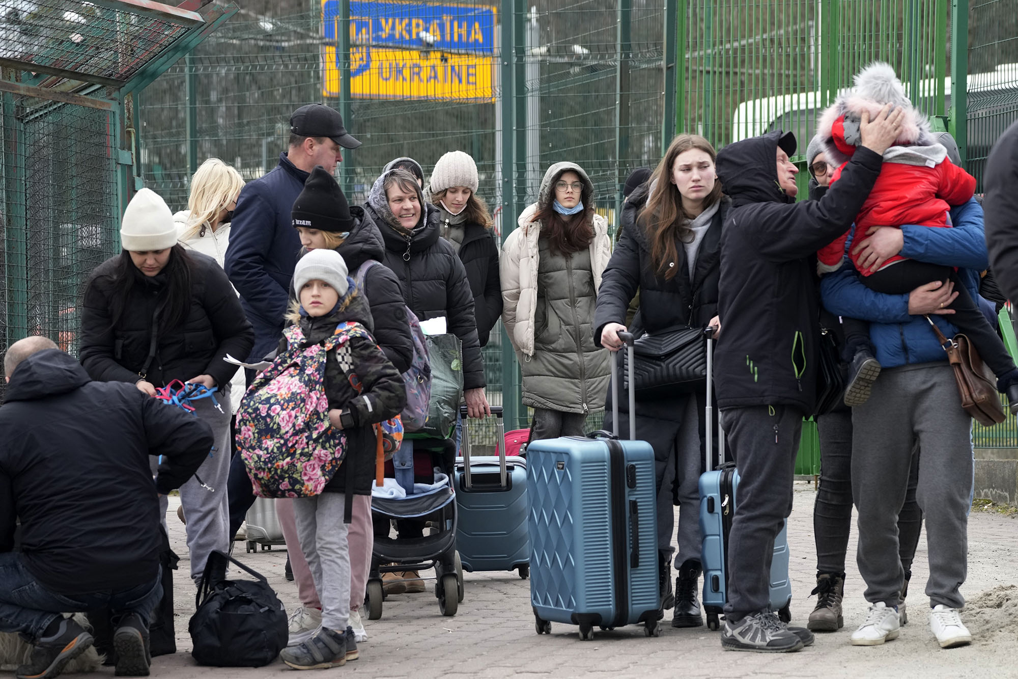 Estadounidenses son evacuados de Ucrania a medida que tropas rusas avanzan hacia Kiev