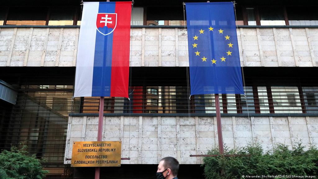 Eslovaquia expulsa a 35 diplomáticos rusos acusados de espionaje