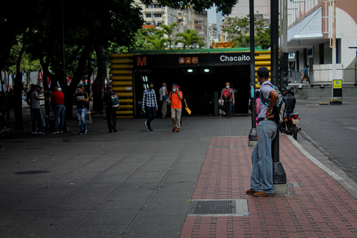 Al grito de “libertad” y “sí se puede”, caraqueños retumbaron estación del Metro de Caracas (VIDEO)