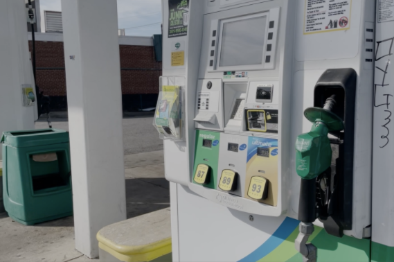 “No puedes esconderte de la inflación”: Estadounidenses reaccionan a los precios récord de la gasolina