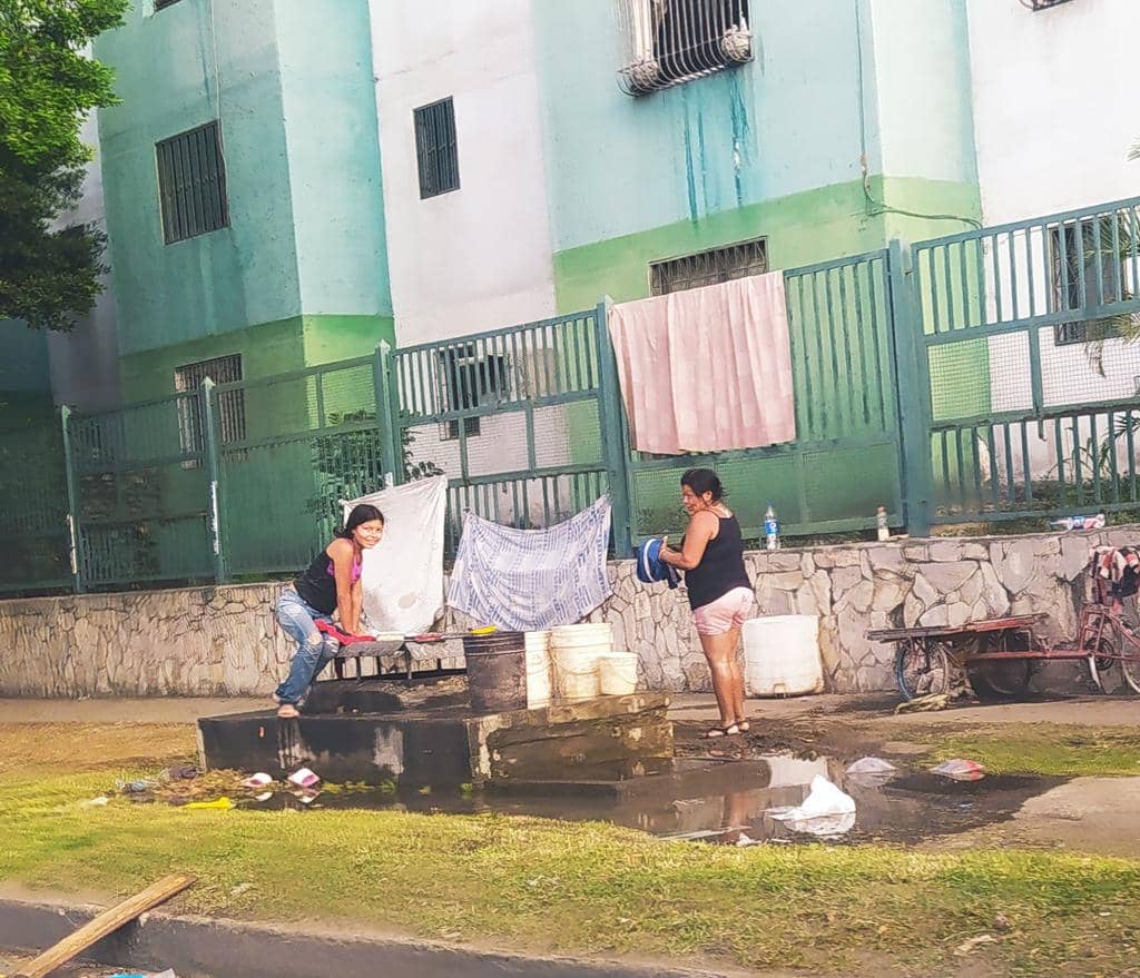 En pleno siglo XXI: larenses “aprovechan” las tomas de agua para lavar la ropa en la calle (FOTO)