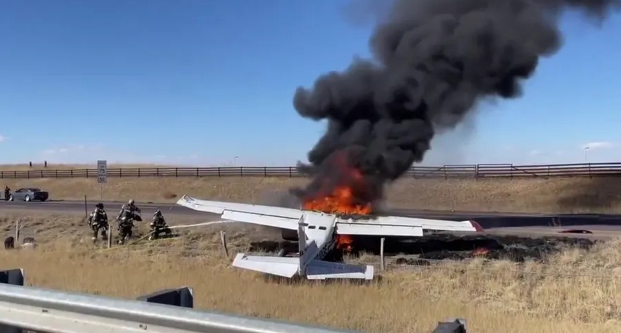 Avioneta se estrella y estalla en llamas en una carretera de Colorado (VIDEO)