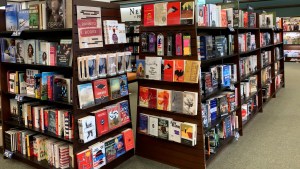 Algunas tiendas Barnes & Noble agregan secciones de “libros prohibidos” en medio de una controversia