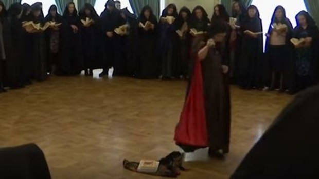 Un centenar de brujas rusas organiza una ceremonia para apoyar con “hechizos” a Putin (VIDEO)
