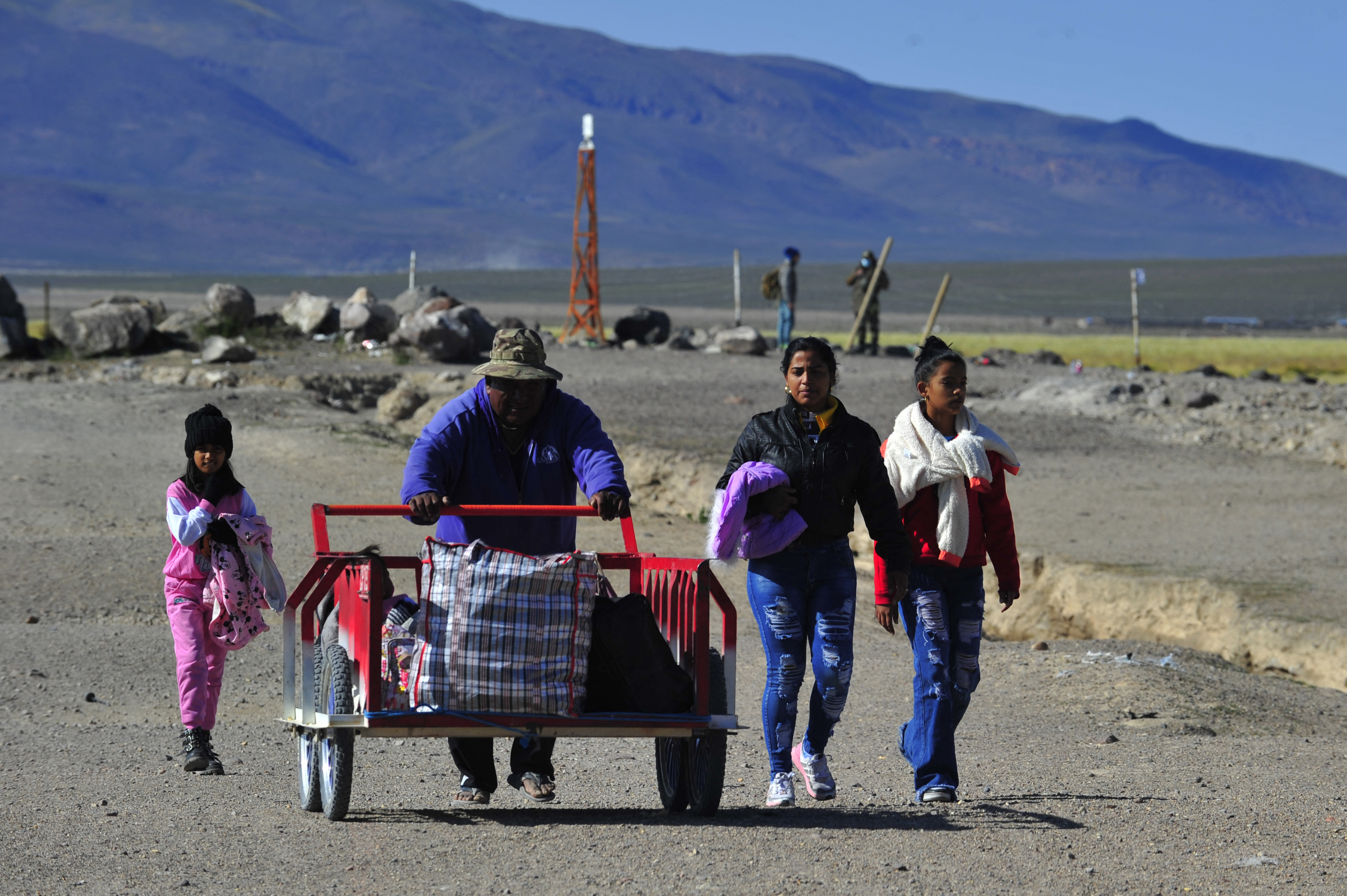 Cinco mil kilómetros de ruta y una zanja: las peligrosas últimas barreras de los venezolanos que migran a Chile